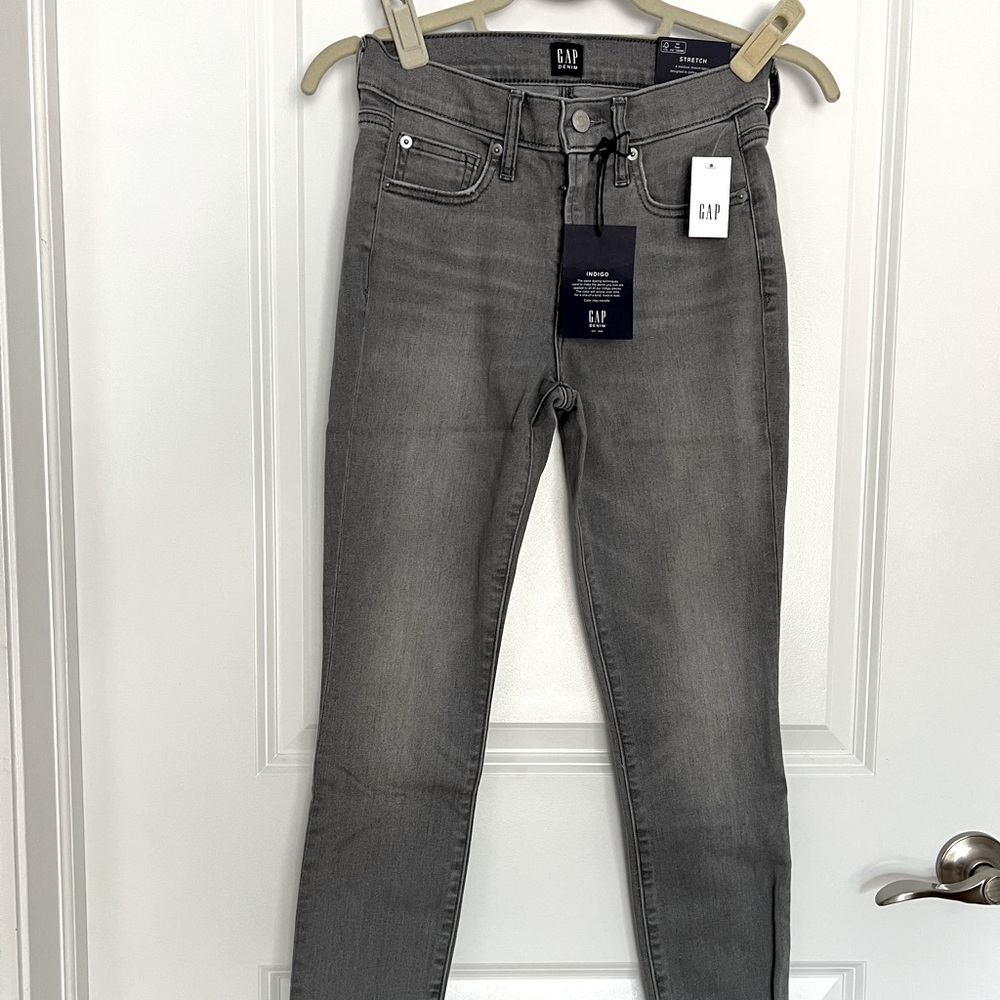 NWT Gap gray skinny ankle jeans (raw edge bottom)